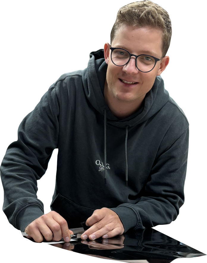 Chris Weiß, Inhaber von Werbung³, in seiner Werkstatt in Engstingen