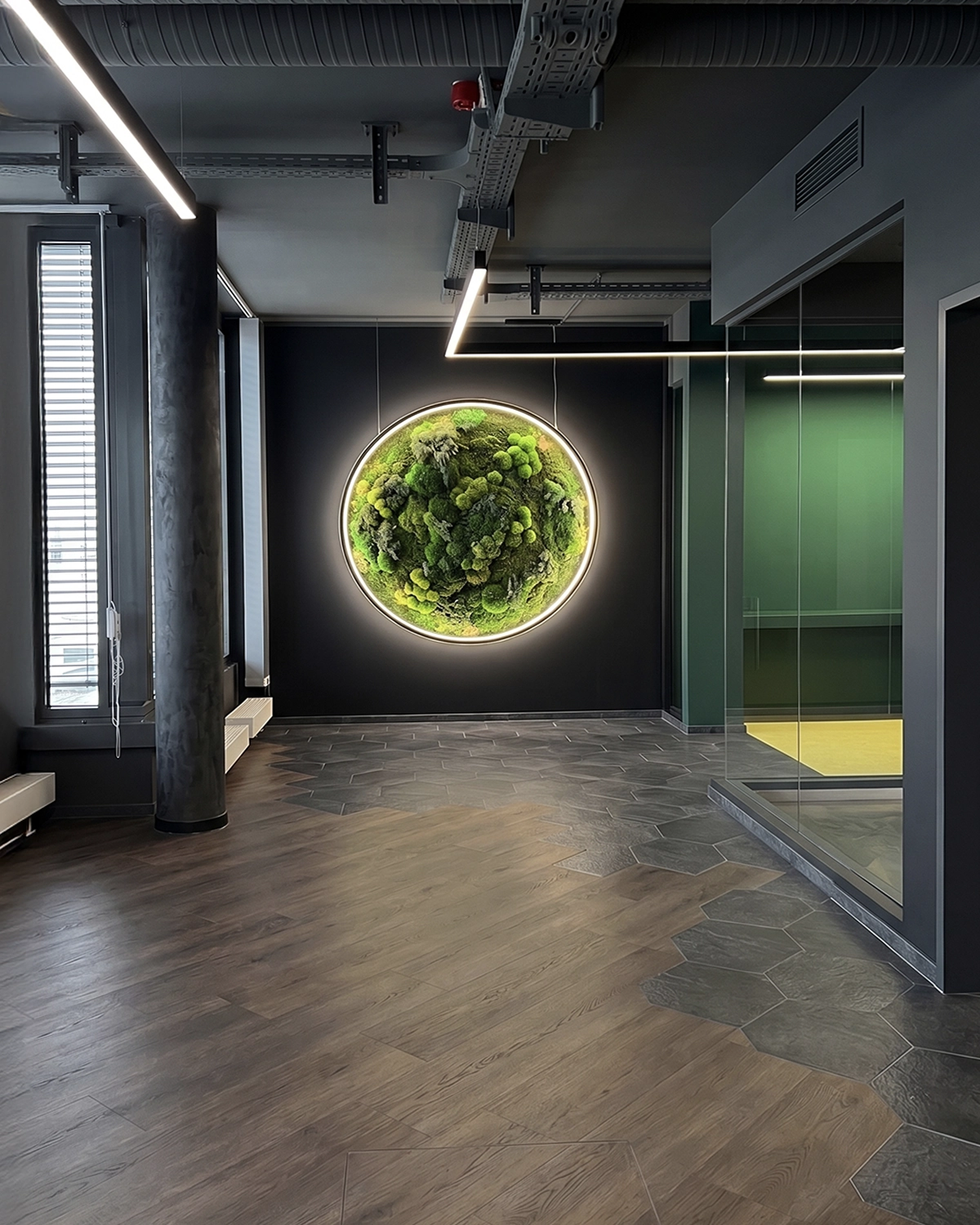 Großflächige Wandgestaltung in einem Innenraum – Raumdesign von Werbung³